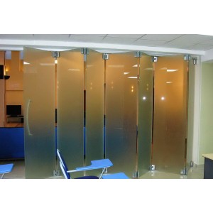 Складні скляні перегородки